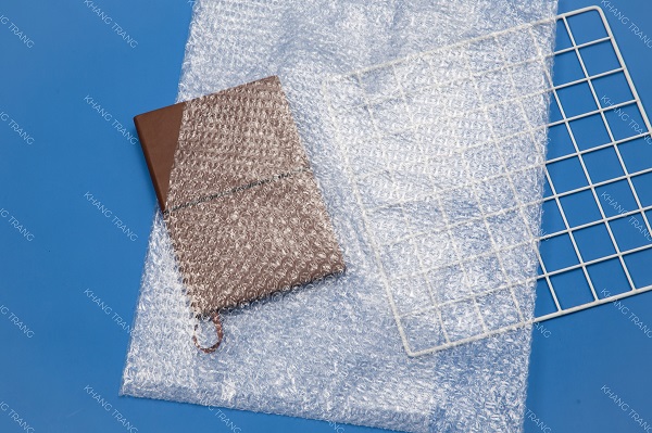 Màng xốp hơi là một trong các loại màng xốp gói hàng hóa phổ biến hiện nay